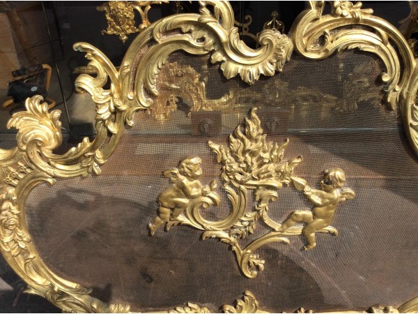 Pare feu ancien de style Louis XV à riche décoration