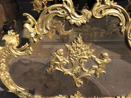 Pare feu ancien de style Louis XV à riche décoration