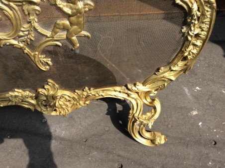 Pare feu ancien de style Louis XV à riche décoration