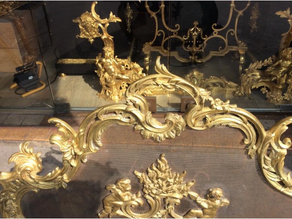 Pare feu ancien de style Louis XV à riche décoration