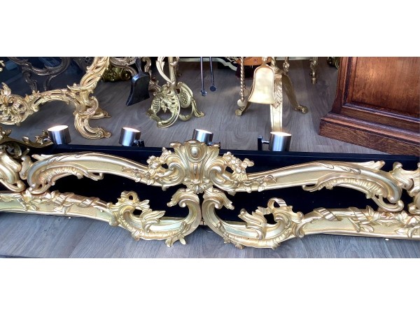 barre de chenets complète de style Louis XV en bronze doré d époque 19 eme siècle