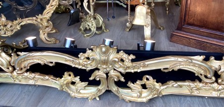 barre de chenets complète de style Louis XV en bronze doré d époque 19 eme siècle